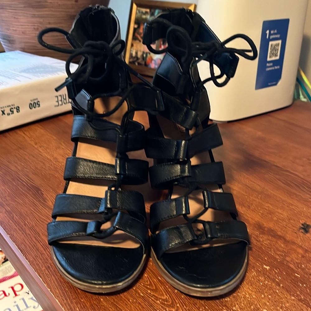 Crown vintage strappy, sandals 7.5